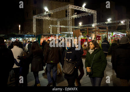 Barcelona, Spanien. 30. November 2013.  Einen Überblick über den Weihnachtsmarkt in Barcelona. Der Weihnachtsmarkt in Barcelona öffnete im Jahr 1786. Seitdem bietet der Markt eine große Auswahl der Weihnachtsdekoration und beliebte und originelle Weihnachts-Protokolle und Caganer aus Katalonien. Jedes Jahr besuchen Tausende von Menschen den Markt. Bildnachweis: Jordi Boixareu/Alamy Live-Nachrichten Stockfoto