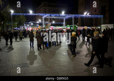 Barcelona, Spanien. 30. November 2013.  Einen Überblick über den Weihnachtsmarkt in Barcelona. Der Weihnachtsmarkt in Barcelona öffnete im Jahr 1786. Seitdem bietet der Markt eine große Auswahl der Weihnachtsdekoration und beliebte und originelle Weihnachts-Protokolle und Caganer aus Katalonien. Jedes Jahr besuchen Tausende von Menschen den Markt. Bildnachweis: Jordi Boixareu/Alamy Live-Nachrichten Stockfoto