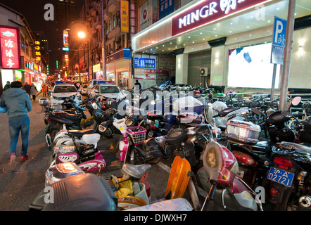 Motorroller Parken am Fußgängerzone Nanjing Road - wichtigste Einkaufsstraße in Shanghai, China Stockfoto