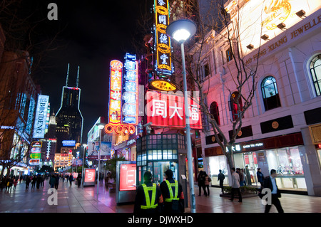 Nanjing Road Fußgängerzone (mit Le Royal Meridien Shanghai Hotel) - Haupt-Einkaufsstraße in Shanghai, China Stockfoto