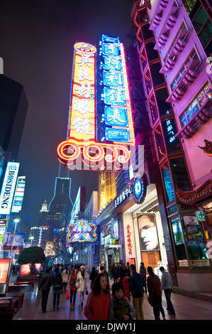 Fußgängerzone Nanjing Road - wichtigste Einkaufsstraße in Shanghai, China Stockfoto