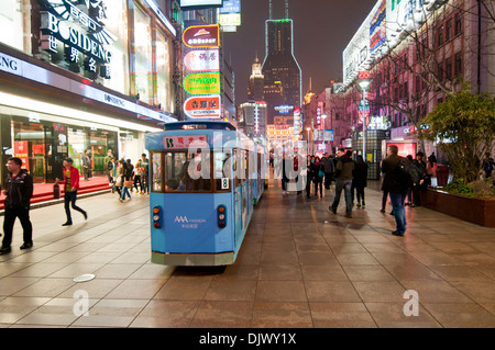 Touristischen kleine Tram an Nanjing Road Fußgängerzone - wichtigste Einkaufsstraße in Shanghai, China Stockfoto