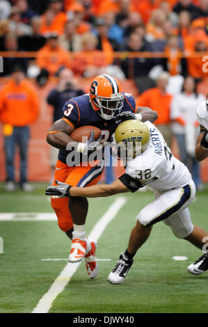 16. November 2010: Pittsburgh besiegt Syrakus 45 14 im Carrier Dome in Syracuse, NY. Delone Carter (#3) versucht zu laufen um Pittsburgh Linebacker Greg Williams (#38) in der Carrier Dome. (Kredit-Bild: © Alan Schwartz/Cal Sport Media/ZUMApress.com) Stockfoto