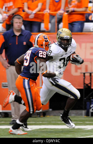 16. November 2010: Pittsburgh besiegt Syrakus 45 14 im Carrier Dome in Syracuse, NY. Pittsburgh Linebacker Greg Williams (#38), läuft die Syrakus defense an den Carrier Dome. (Kredit-Bild: © Alan Schwartz/Cal Sport Media/ZUMApress.com) Stockfoto