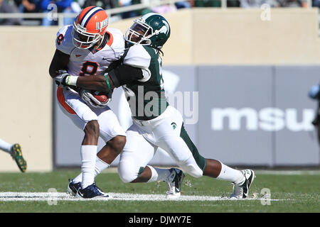 16. Oktober 2010 senkt Illinois Fighting Illini Wide Receiver a.j. Jenkins (8) im Spartan Stadium - East Lansing, Michigan, Vereinigte Staaten von Amerika - Michigan State Spartans Linebacker Greg Jones (53). MSU besiegte Illinois 26-6 (Credit-Bild: © Rey Del Rio/Southcreek Global/ZUMApress.com) Stockfoto