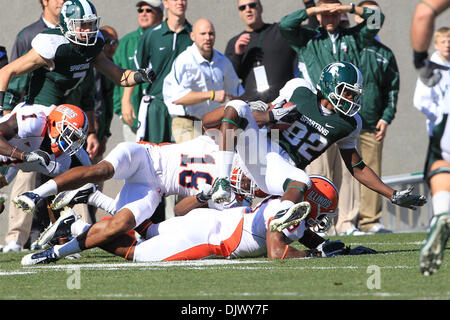 16. Oktober 2010 senkt Michigan State Spartans Wide Receiver Keshawn Martin (82) im Spartan Stadium - East Lansing, Michigan, Vereinigte Staaten von Amerika - Illinois Fighting Illini Linebacker Nate Bussey (18). MSU besiegte Illinois 26-6 (Credit-Bild: © Rey Del Rio/Southcreek Global/ZUMApress.com) Stockfoto