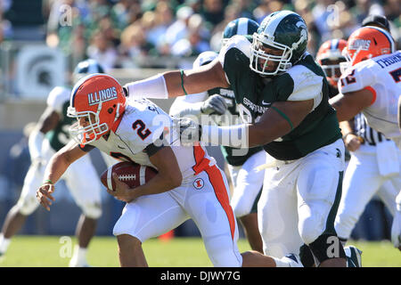 16. Oktober 2010 ist - East Lansing, Michigan, Vereinigte Staaten von Amerika - Illinois Fighting Illini Quarterback Nathan Scheelhaase (2) von Michigan State Spartans defensive Tackle Jerel würdig (99) im Spartan Stadium geplündert. MSU besiegte Illinois 26-6. (Kredit-Bild: © Rey Del Rio/Southcreek Global/ZUMApress.com) Stockfoto