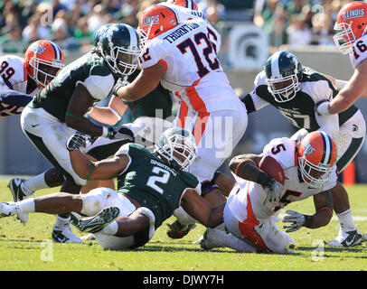 16. Oktober 2010 senkt Illinois Fighting Illini Runningback Mikel Leshoure (5) im Spartan Stadium - East Lansing, Michigan, Vereinigte Staaten von Amerika - Michigan State Spartans defensive William Gholston (2). MSU besiegte Illinois 26-6. (Kredit-Bild: © Rey Del Rio/Southcreek Global/ZUMApress.com) Stockfoto