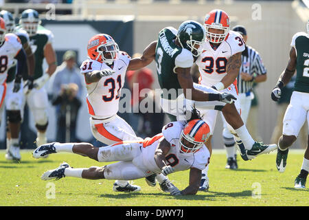 16. Oktober 2010 - East Lansing, Michigan, Vereinigte Staaten von Amerika - Illinois Fighting Illini defensive end Henry Trulonis und Travon Bellamy (31) senkt Michigan State Spartans Wide Receiver B.J. Cunningham (3) im Spartan Stadium. MSU besiegte Illinois 26-6. (Kredit-Bild: © Rey Del Rio/Southcreek Global/ZUMApress.com) Stockfoto