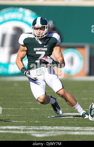 16. Oktober 2010 - East Lansing, Michigan, Vereinigte Staaten von Amerika - Michigan State Spartans Wide Receiver Keith Nichol (7) läuft der Ball das Feld gegen die Illinois Fighting Illini im Spartan Stadium. MSU besiegte Illinois 26-6. (Kredit-Bild: © Rey Del Rio/Southcreek Global/ZUMApress.com) Stockfoto