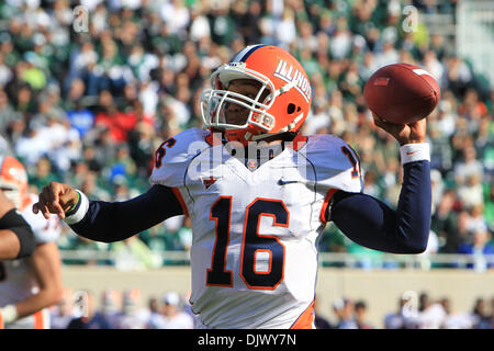 16. Oktober 2010 fällt - East Lansing, Michigan, Vereinigte Staaten von Amerika - Illinois Fighting Illini Quarterback Miles Osei (16) wieder gegen die Michigan State Spartans im Spartan Stadium übergeben. MSU besiegte Illinois 26-6. (Kredit-Bild: © Rey Del Rio/Southcreek Global/ZUMApress.com) Stockfoto