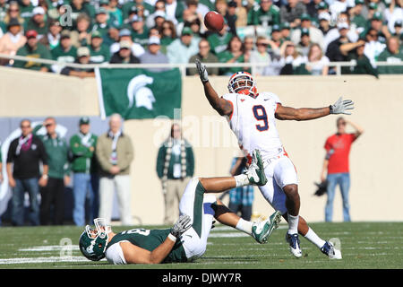 16. Oktober 2010 - East Lansing, Michigan, Vereinigte Staaten von Amerika - Michigan State Spartans-Tight-End Brian Linthicum (88) ist nicht in der Lage, einen Haken bei der Verteidigung von Illinois Fighting Illini Trulon Henry im Spartan Stadium zu machen. MSU besiegte Illinois 26-6. (Kredit-Bild: © Rey Del Rio/Southcreek Global/ZUMApress.com) Stockfoto