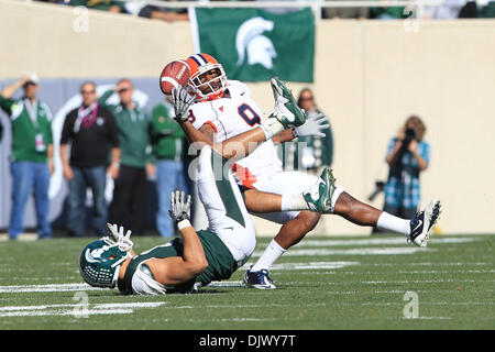 16. Oktober 2010 - East Lansing, Michigan, Vereinigte Staaten von Amerika - Michigan State Spartans-Tight-End Brian Linthicum (88) ist nicht in der Lage, einen Haken bei der Verteidigung von Illinois Fighting Illini Trulon Henry im Spartan Stadium zu machen. MSU besiegte Illinois 26-6. (Kredit-Bild: © Rey Del Rio/Southcreek Global/ZUMApress.com) Stockfoto