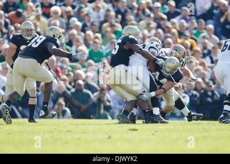 16. Oktober 2010 - South Bend, Indiana, Vereinigte Staaten von Amerika - Notre Dame innen Linebacker Carlo Calabrese (#44) und außen Linebacker Darius Fleming (#45) machen Tackle auf Western Michigan Runningback Aaron Winchester (#23) während der NCAA Football-Spiel zwischen Western Michigan und Notre Dame.  Die Notre Dame Fighting Irish besiegte die Western Michigan Broncos 44-20 im Spiel Notr Stockfoto