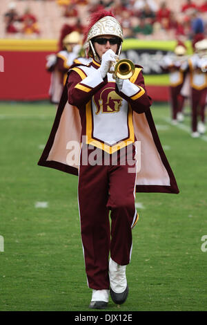 16. Oktober 2010 führt - Los Angeles, California, Vereinigte Staaten von Amerika - ein Mitglied der USC marching Band vor der USC Trojans Vs California Golden Bears Spiel an der Los Angeles Memorial Coliseum. Die Trojaner fuhr fort, um den Goldenen Bären mit einem Endstand von 48-14 zu besiegen. (Kredit-Bild: © Brandon Parry/Southcreek Global/ZUMApress.com) Stockfoto