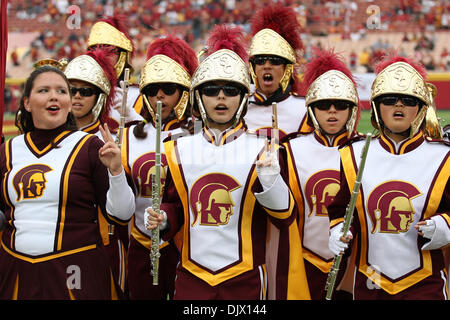 16. Oktober 2010 - Los Angeles, California, Vereinigte Staaten von Amerika - Mitglieder der USC marching Band Line-up vor dem Start der USC Trojans Vs California Golden Bears Spiel an der Los Angeles Memorial Coliseum. Die Trojaner fuhr fort, um den Goldenen Bären mit einem Endstand von 48-14 zu besiegen. (Kredit-Bild: © Brandon Parry/Southcreek Global/ZUMApress.com) Stockfoto