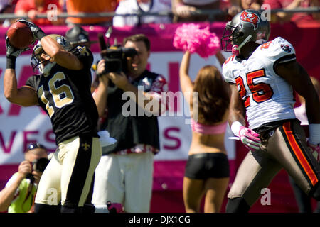 17. Oktober 2010 vervollständigt - Tampa, Florida, USA - New Orleans Saints Wide Receiver Lance Moore (16) Empfang über Tampa Bay Buccaneers Cornerback Aqib Talib (25) für Touchdown im ersten Quartal Aktion... Die Tampa Buccaneers trail die New Orleans Saints 17-0 (Credit-Bild: © Anthony Smith/Southcreek Global/ZUMApress.com) Stockfoto