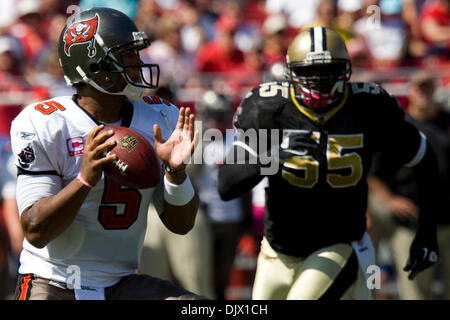 17. Oktober 2010 sieht - Tampa, Florida, USA - Tampa Bay Buccaneers Quarterback Josh Freeman (5) übergeben, wie New Orleans Saints Linebacker Danny Clark (55) Druck gilt... Die Tampa Buccaneers trail die New Orleans Saints 17-0 (Credit-Bild: © Anthony Smith/Southcreek Global/ZUMApress.com) Stockfoto