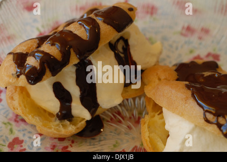 Schokoladenéclairs. Nachmittagstee Party Creme Cakes. Stockfoto