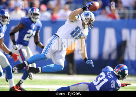17. Oktober 2010 - East Rutherford, New Jersey, USA - Detroit Lions-Tight-End TONY SCHEFFLER (85) für den First Down-Marker nach wird durch die New York Giants Cornerback AARON ROSS (31) im zweiten Quartal NFL Aktion zwischen den New York Giants und den Detroit Lions in der New Meadowlands Stadium submarined erreicht. Die Giants führen die Löwen 14-10 bei der Hälfte. (Kredit-Bild: © Willen Schneek Stockfoto