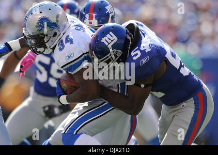 New York Giants Linebacker Jonathan Goff (54) befasst sich mit Detroit Lions Runningback Kevin Smith (34) während der ersten Hälfte NFL Aktion zwischen den New York Giants und den Detroit Lions in der New Meadowlands Stadium in East Rutherford, New Jersey. (Kredit-Bild: © Willen Schneekloth/Southcreek Global/ZUMApress.com) Stockfoto