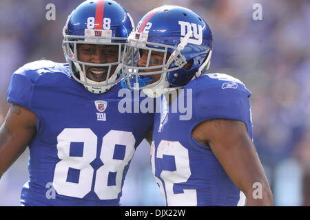 New York Giants Wide Receiver Hakeem Nicks (88) und Wide Receiver Mario Manningham (82) feiern Manninghams Touchdown im zweiten Quartal NFL Aktion zwischen den New York Giants und den Detroit Lions in der New Meadowlands Stadium in East Rutherford, New Jersey. Die Giants führen die Löwen 14-10 bei der Hälfte. (Kredit-Bild: © Willen Schneekloth/Southcreek Global/ZUMApress.com) Stockfoto