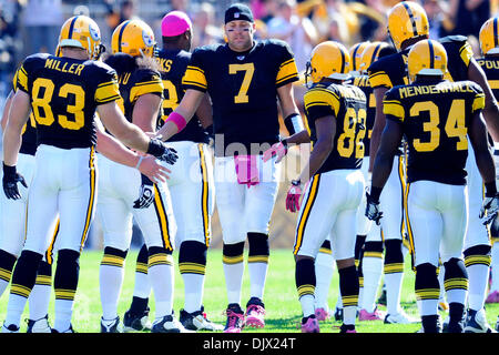 17. Oktober 2010 - Pittsburgh, Pennsylvania, Vereinigte Staaten von Amerika - 17. Oktober 2010: Pittsburgh Steelers QB Ben Roethlisberger (#7) wird von Teamkollegen während Einführungen in Heinz Field in Pittsburgh Pennsylvania begrüßt. Pittsburgh besiegt Cleveland 28-10. (Kredit-Bild: © Paul Lindenfelser/Southcreek Global/ZUMApress.com) Stockfoto