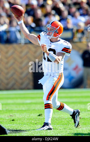 17. Oktober 2010 - Pittsburgh, Pennsylvania, Vereinigte Staaten von Amerika - 17. Oktober 2010: Cleveland QB Colt McCoy (#12) wirft einen Pass in seinem ersten NFL-Start bei Heinz Field in Pittsburgh, Pennsylvania. Pittsburgh besiegt Cleveland 28-10. (Kredit-Bild: © Paul Lindenfelser/Southcreek Global/ZUMApress.com) Stockfoto