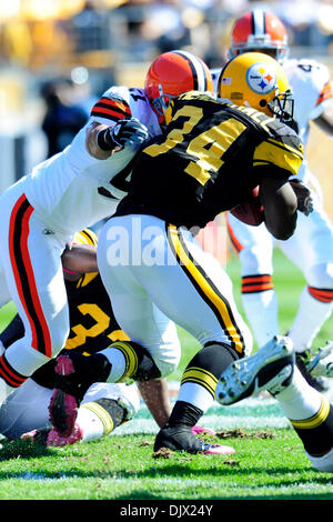 17. Oktober 2010 - Pittsburgh, Pennsylvania, Vereinigte Staaten von Amerika - 17. Oktober 2010: Pittsburgh Steelers RB Rashard Mendenhall (#34) durchbricht die Cleveland für ein 1. Quartal First Down bei Heinz Field in Pittsburgh, Pennsylvania. Pittsburgh besiegt Cleveland 28-10. (Kredit-Bild: © Paul Lindenfelser/Southcreek Global/ZUMApress.com) Stockfoto