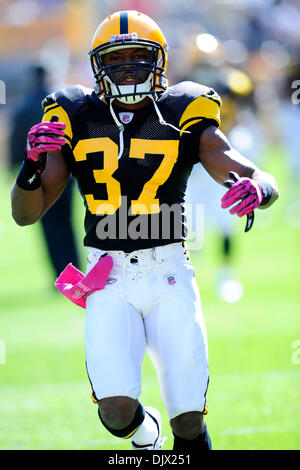 17. Oktober 2010 - Pittsburgh, Pennsylvania, Vereinigte Staaten von Amerika - 17. Oktober 2010: Pittsburgh Steelers CB Anthony Madison (#37) versucht, die Fans begeistern, bevor das Spiel bei Heinz Field in Pittsburgh, Pennsylvania beginnt. Pittsburgh besiegt Cleveland 28-10. (Kredit-Bild: © Paul Lindenfelser/Southcreek Global/ZUMApress.com) Stockfoto