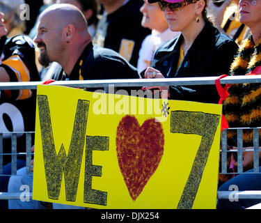 17. Oktober 2010 - Pittsburgh, Pennsylvania, Vereinigte Staaten von Amerika - 17. Oktober 2010: ein Zeichen unterstützt Pittsburgh Steelers QB Ben Roethlisberger (#7) bei Heinz Field in Pittsburgh, Pennsylvania. Pittsburgh besiegt Cleveland 28-10. (Kredit-Bild: © Paul Lindenfelser/Southcreek Global/ZUMApress.com) Stockfoto