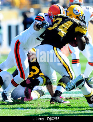 17. Oktober 2010 - Pittsburgh, Pennsylvania, Vereinigte Staaten von Amerika - 17. Oktober 2010: Pittsburgh Steelers RB Rashard Mendenhall (#34) versucht zu laufen, der Mitte der Cleveland Verteidigung aber LB Chris Cogong (#51) packt ihn an der Line Of Scrimmage in Heinz Field in Pittsburgh, Pennsylvania. Pittsburgh besiegt Cleveland 28-10. (Kredit-Bild: © Paul Lindenfelser/Southcreek Global/ZU Stockfoto