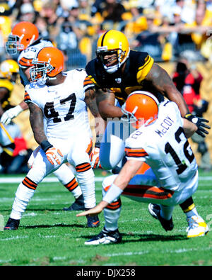 17. Oktober 2010 - Pittsburgh, Pennsylvania, Vereinigte Staaten von Amerika - 17. Oktober 2010: Pittsburgh Steelers LB Lamarr Woodley (#56) Drücke Cleveland QB (#12) Colt McCoy bei Heinz Field in Pittsburgh, Pennsylvania. Pittsburgh besiegt Cleveland 28-10. (Kredit-Bild: © Paul Lindenfelser/Southcreek Global/ZUMApress.com) Stockfoto