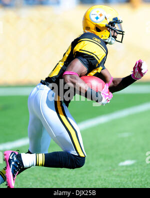 17. Oktober 2010 - Pittsburgh, Pennsylvania, Vereinigte Staaten von Amerika - 17. Oktober 2010: Pittsburgh Steelers WR Antonio Brown (#84) läuft wieder ein Kick-off bei Heinz Field in Pittsburgh, Pennsylvania. Pittsburgh besiegt Cleveland 28-10. (Kredit-Bild: © Paul Lindenfelser/Southcreek Global/ZUMApress.com) Stockfoto