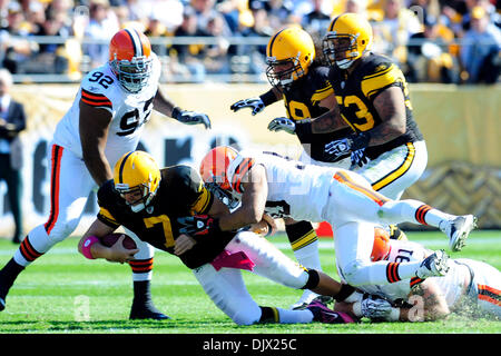 17. Oktober 2010 - Pittsburgh, Pennsylvania, Vereinigte Staaten von Amerika - 17. Oktober 2010: Pittsburgh Steelers QB Ben Roethlisberger (#7) stürzt sich für ein erstes Quartal First Down bei Heinz Field in Pittsburgh, Pennsylvania. Pittsburgh besiegt Cleveland 28-10. (Kredit-Bild: © Paul Lindenfelser/Southcreek Global/ZUMApress.com) Stockfoto