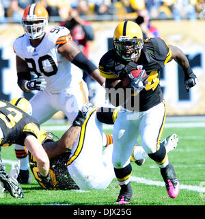 17. Oktober 2010 - Pittsburgh, Pennsylvania, Vereinigte Staaten von Amerika - 17. Oktober 2010: Pittsburgh Steelers RB Rashard Mendenhall (#34) fährt vor für einen langen Gewinn als Cleveland DL Kenyon Coleman (#90) bei Heinz Field in Pittsburgh, Pennsylvania. Pittsburgh besiegt Cleveland 28-10. (Kredit-Bild: © Paul Lindenfelser/Southcreek Global/ZUMApress.com) Stockfoto