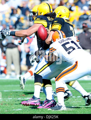 17. Oktober 2010 - Pittsburgh, Pennsylvania, Vereinigte Staaten von Amerika - 17. Oktober 2010: Pittsburgh Steelers QB Ben Roethlisberger (#7) soll von Cleveland LB Chris Gocong (#51) bei Heinz Field in Pittsburgh Pennsylvania in Angriff genommen werden. Pittsburgh besiegt Cleveland 28-10. (Kredit-Bild: © Paul Lindenfelser/Southcreek Global/ZUMApress.com) Stockfoto