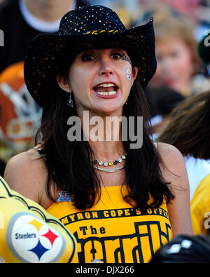 17. Oktober 2010 - Pittsburgh, Pennsylvania, Vereinigte Staaten von Amerika - 17. Oktober 2010: A Pittsburgh Steelers-Fan hat eine andere Nutzung für das berühmte schreckliche Handtuch bei Heinz Field in Pittsburgh Pennsylvania gefunden. Pittsburgh besiegt Cleveland 28-10. (Kredit-Bild: © Paul Lindenfelser/Southcreek Global/ZUMApress.com) Stockfoto