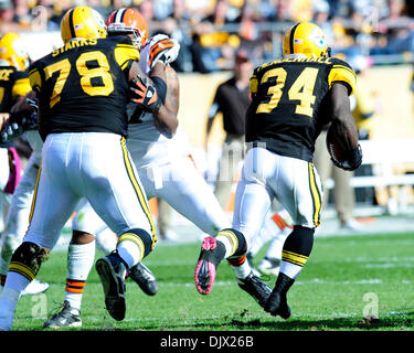 17. Oktober 2010 - Pittsburgh, Pennsylvania, Vereinigte Staaten von Amerika - 17. Oktober 2010: Pittsburgh Steelers RB Rashard Mendenhall (#34) durchbricht die Cleveland-Verteidigung, wie Max Starks (#78) einen großen Block bei Heinz Field in Pittsburgh Pennsylvania macht. Pittsburgh besiegt Cleveland 28-10. (Kredit-Bild: © Paul Lindenfelser/Southcreek Global/ZUMApress.com) Stockfoto