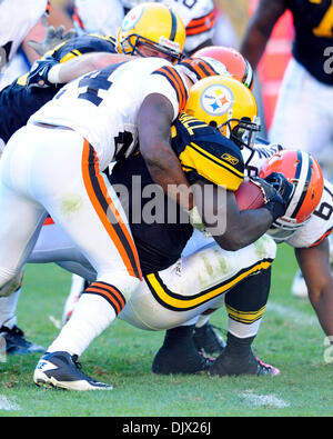 17. Oktober 2010 - Pittsburgh, Pennsylvania, Vereinigte Staaten von Amerika - 17. Oktober 2010: Pittsburgh Steelers RB Rashard Mendenhall (#34) erhalten durch die Cleveland Verteidigung bei Heinz Field in Pittsburgh Pennsylvania an der Line Of Scrimmage gefüllt. Pittsburgh besiegt Cleveland 28-10. (Kredit-Bild: © Paul Lindenfelser/Southcreek Global/ZUMApress.com) Stockfoto