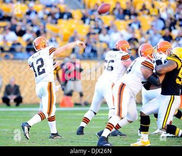 17. Oktober 2010 - Pittsburgh, Pennsylvania, Vereinigte Staaten von Amerika - 17. Oktober 2010: Cleveland QB Colt McCoy (#12) schleudert einen vierten Quartal Pass im Heinz Field in Pittsburgh, Pennsylvania. Pittsburgh besiegt Cleveland 28-10. (Kredit-Bild: © Paul Lindenfelser/Southcreek Global/ZUMApress.com) Stockfoto