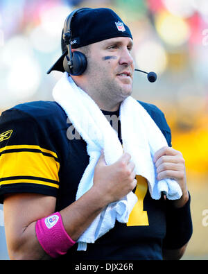 17. Oktober 2010 - Pittsburgh, Pennsylvania, Vereinigte Staaten von Amerika - 17. Oktober 2010: Pittsburgh Steelers QB Ben Roethlisberger (#7) bereitet sich auf ein Interview nach dem Spiel bei Heinz Field in Pittsburgh, Pennsylvania. Pittsburgh besiegt Cleveland 28-10. (Kredit-Bild: © Paul Lindenfelser/Southcreek Global/ZUMApress.com) Stockfoto