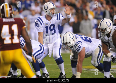 17. Oktober 2010 - Landover, Maryland, Vereinigte Staaten von Amerika - Indianapolis Colts quarterback Peyton Manning (18) Änderung der spielen, Woche 6 FedEx Field NFL Spielaktion, Endstand; Colts 27 Redskins 24 (Kredit-Bild: © Roland Pintilie/Southcreek Global/ZUMApress.com) Stockfoto