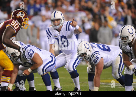 17. Oktober 2010 - Landover, Maryland, Vereinigte Staaten von Amerika - Indianapolis Colts quarterback Peyton Manning (18) vor dem Snap, Woche 6 FedEx Field NFL Spielaktion, Endstand; Colts 27 Redskins 24 (Kredit-Bild: © Roland Pintilie/Southcreek Global/ZUMApress.com) Stockfoto