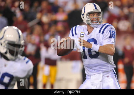 17. Oktober 2010 - Landover, Maryland, Vereinigte Staaten von Amerika - Indianapolis Colts quarterback Peyton Manning (18) auf der Suche nach einer Öffnung, Woche 6 FedEx Field NFL Spielaktion, Endstand; Colts 27 Redskins 24 (Kredit-Bild: © Roland Pintilie/Southcreek Global/ZUMApress.com) Stockfoto