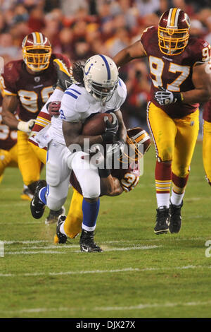 17. Oktober 2010 - Landover, Maryland, Vereinigte Staaten von Amerika - Indianapolis Colts Runningback Joseph Addai (29) gewinnt an Werften und in Angriff genommen durch Washington Redskins Cornerback Phillip Buchanon (31), 6. Woche FedEx Field NFL Spielaktion, Endstand; Colts 27 Redskins 24 (Kredit-Bild: © Roland Pintilie/Southcreek Global/ZUMApress.com) Stockfoto