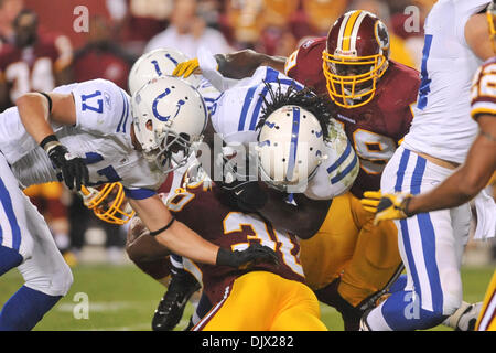 17. Oktober 2010 gestoppt - Landover, Maryland, Vereinigte Staaten von Amerika - Indianapolis Colts Runningback Joseph Addai (29). Washington Redskins Sicherheit LaRon Landry (30), Woche 6 FedEx Field NFL Spielaktion, Endstand; Colts 27 Redskins 24 (Kredit-Bild: © Roland Pintilie/Southcreek Global/ZUMApress.com) Stockfoto