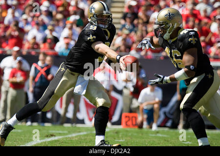 17. Oktober 2010 - Tampa, Florida, USA - New Orleans Saints quarterback Drew Brees (9) Hände weg zu New Orleans Saints Runningback Marcus Mailei (46). . Die Tampa Buccaneers fallen auf die New Orleans Saints 24-6 (Credit-Bild: © Anthony Smith/Southcreek Global/ZUMApress.com) Stockfoto