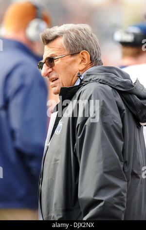 22. Oktober 2010 - Minneapolis, Minnesota, Vereinigte Staaten von Amerika - Penn State Universität Head coach Joe Paterno an der Seitenlinie während des Spiels zwischen den Minnesota Gophers und der Penn State Nittany Lions in der TCF-Stadion in Minneapolis, Minnesota.  Penn State besiegt Minnesota 33-21. (Kredit-Bild: © Marilyn Indahl/Southcreek Global/ZUMApress.com) Stockfoto