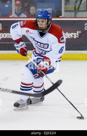 22. Oktober 2010 - Lowell, Massachusetts, Vereinigte Staaten von Amerika - Umass Lowell, Fluss Falken Eishockey eine beeindruckende Überstunden zog gewinnen, 5: 4 gegen Providence College Brüder. (Kredit-Bild: © Jim Melito/Southcreek Global/ZUMApress.com) Stockfoto